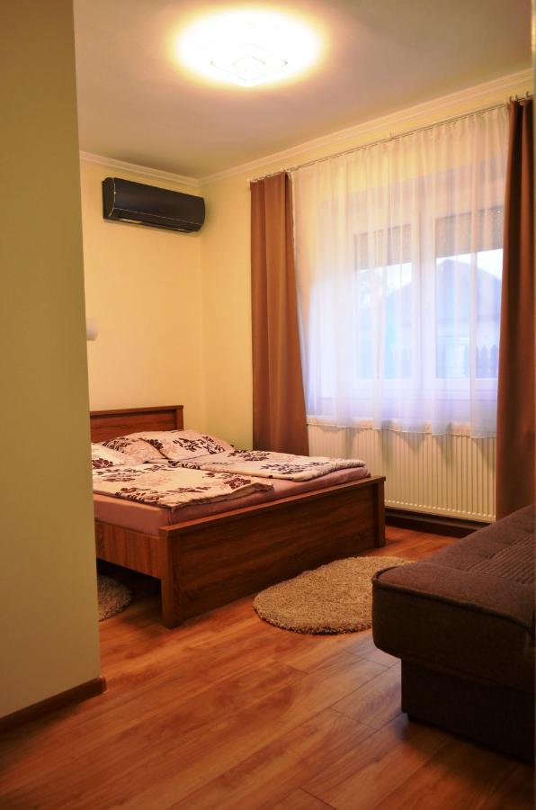 Henrietta - Violetta Apartman Hajdúszoboszló Εξωτερικό φωτογραφία