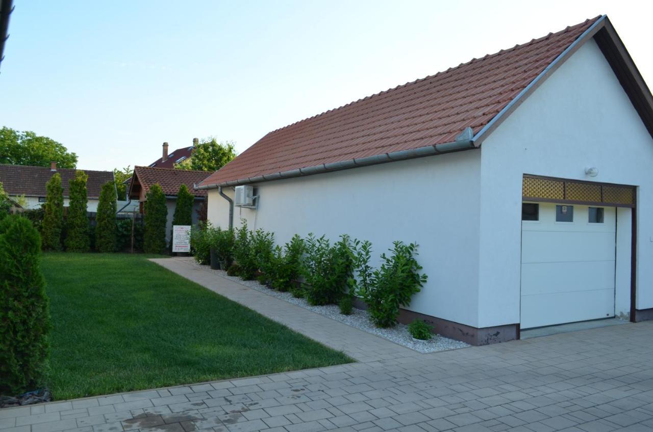 Henrietta - Violetta Apartman Hajdúszoboszló Εξωτερικό φωτογραφία