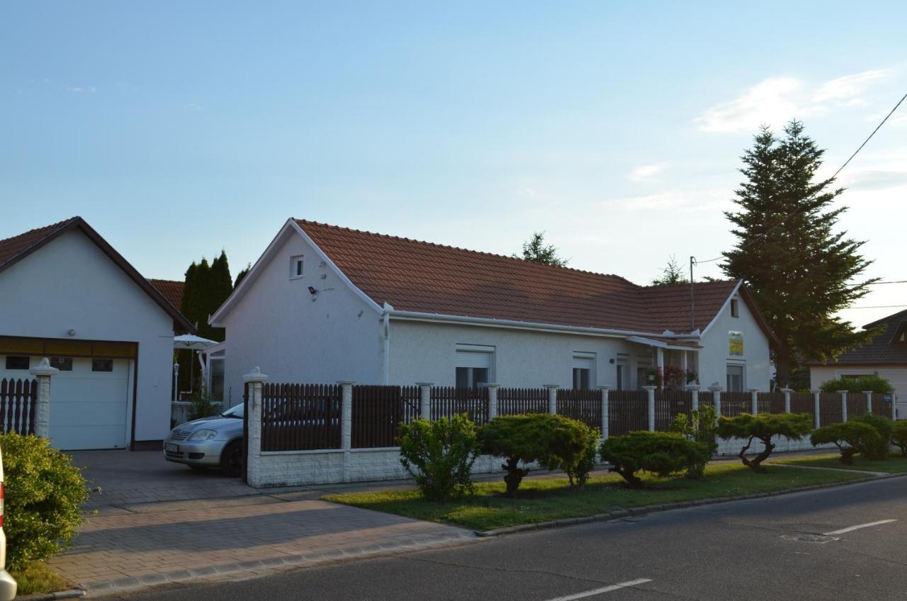Henrietta - Violetta Apartman Hajdúszoboszló Εξωτερικό φωτογραφία