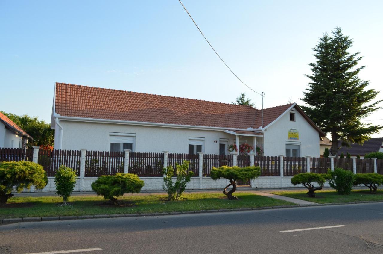 Henrietta - Violetta Apartman Hajdúszoboszló Εξωτερικό φωτογραφία